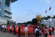 与国旗和金紫荆同框 百名香港青年共祝国庆